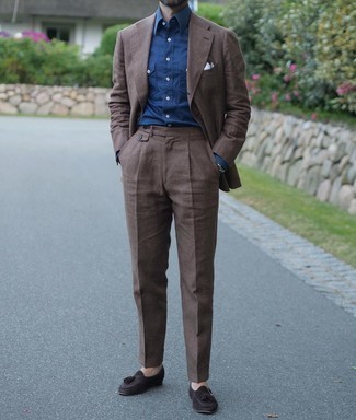 30 Jährige: Braunen Anzug kombinieren – 500+ Herren Outfits: Erwägen Sie das Tragen von einem braunen Anzug und einem dunkelblauen Businesshemd für eine klassischen und verfeinerte Silhouette. Fühlen Sie sich mutig? Komplettieren Sie Ihr Outfit mit dunkelbraunen Wildleder Slippern mit Quasten.