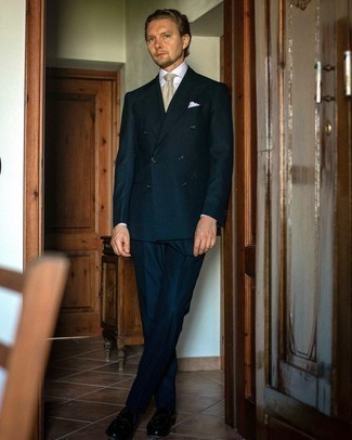Weißes Einstecktuch kombinieren – 500+ Elegante Herren Outfits: Tragen Sie einen dunkelblauen Anzug und ein weißes Einstecktuch für ein sonntägliches Mittagessen mit Freunden. Setzen Sie bei den Schuhen auf die klassische Variante mit schwarzen Leder Slippern mit Quasten.