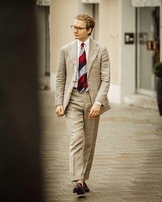 Mehrfarbige Krawatte kombinieren – 237 Herren Outfits: Vereinigen Sie einen beige Anzug mit einer mehrfarbigen Krawatte für eine klassischen und verfeinerte Silhouette. Suchen Sie nach leichtem Schuhwerk? Entscheiden Sie sich für dunkelbraunen geflochtenen Leder Slipper mit Quasten für den Tag.