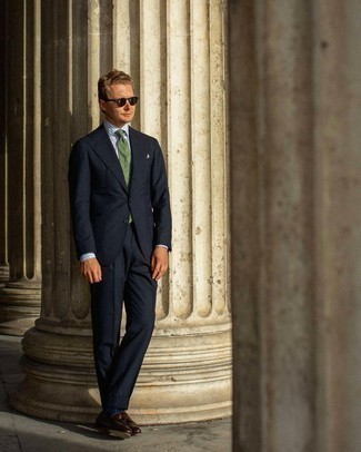 Grüne Krawatte kombinieren – 125 Herren Outfits: Tragen Sie einen dunkelblauen Anzug und eine grüne Krawatte für einen stilvollen, eleganten Look. Warum kombinieren Sie Ihr Outfit für einen legereren Auftritt nicht mal mit dunkelbraunen Leder Slippern mit Quasten?