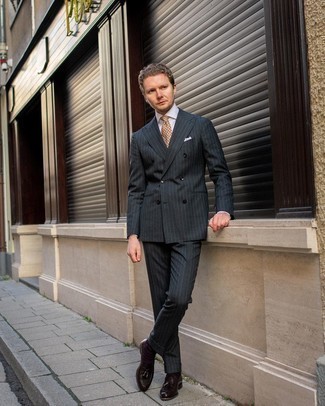 Weißes Einstecktuch kombinieren – 500+ Elegante Herren Outfits: Kombinieren Sie einen dunkelgrauen vertikal gestreiften Anzug mit einem weißen Einstecktuch für ein großartiges Wochenend-Outfit. Fühlen Sie sich ideenreich? Komplettieren Sie Ihr Outfit mit dunkelbraunen Leder Slippern mit Quasten.