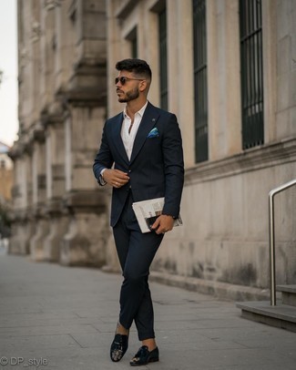 Dunkelblaues Einstecktuch kombinieren – 500+ Herren Outfits: Kombinieren Sie einen dunkelblauen vertikal gestreiften Anzug mit einem dunkelblauen Einstecktuch für ein Alltagsoutfit, das Charakter und Persönlichkeit ausstrahlt. Entscheiden Sie sich für dunkelblauen Leder Slipper mit Quasten, um Ihr Modebewusstsein zu zeigen.
