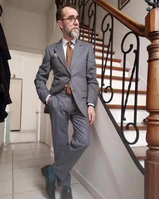 50 Jährige: Orange bedruckte Krawatte kombinieren – 11 Elegante Herren Outfits: Kombinieren Sie einen grauen Anzug mit einer orange bedruckten Krawatte für eine klassischen und verfeinerte Silhouette. Fühlen Sie sich ideenreich? Entscheiden Sie sich für schwarzen Leder Slipper mit Quasten.