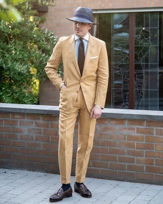 Beige Anzug kombinieren – 875+ Herren Outfits: Geben Sie den bestmöglichen Look ab in einem beige Anzug und einem hellblauen vertikal gestreiften Businesshemd. Vervollständigen Sie Ihr Look mit dunkelbraunen Leder Slippern mit Quasten.