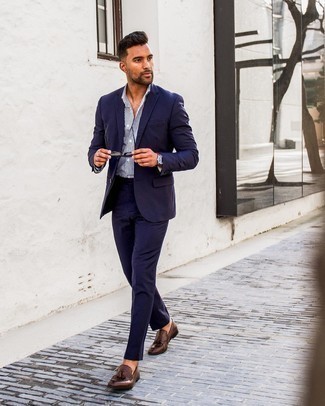 Vertikal gestreiftes Businesshemd kombinieren – 500+ Herren Outfits: Entscheiden Sie sich für einen klassischen Stil in einem vertikal gestreiften Businesshemd und einem dunkelblauen Anzug. Dunkelbraune Leder Slipper mit Quasten sind eine ideale Wahl, um dieses Outfit zu vervollständigen.