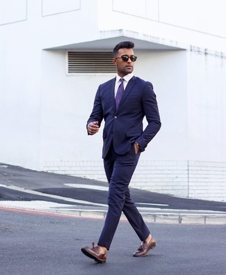 30 Jährige: Welche Anzüge mit dunkelbrauner Slipper mit Quasten zu tragen – 500+ Herren Outfits: Kombinieren Sie einen Anzug mit einem weißen Businesshemd für einen stilvollen, eleganten Look. Wählen Sie die legere Option mit dunkelbraunen Slippern mit Quasten.