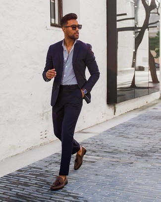 Welche Businesshemden mit blauen Anzuges zu tragen – 500+ Elegante Herren Outfits: Entscheiden Sie sich für einen blauen Anzug und ein Businesshemd, um vor Klasse und Perfektion zu strotzen. Fühlen Sie sich mutig? Wählen Sie dunkelbraunen Leder Slipper mit Quasten.