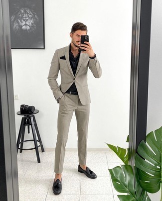 Graue Leder Slipper kombinieren – 42 Herren Outfits: Kombinieren Sie einen grauen vertikal gestreiften Anzug mit einem schwarzen Businesshemd, um vor Klasse und Perfektion zu strotzen. Ergänzen Sie Ihr Look mit grauen Leder Slippern.