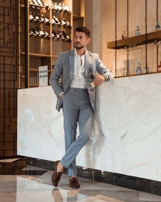 Grauen Anzug kombinieren – 500+ Elegante Herren Outfits: Erwägen Sie das Tragen von einem grauen Anzug und einem weißen Businesshemd für eine klassischen und verfeinerte Silhouette. Wählen Sie die legere Option mit dunkelbraunen Leder Slippern mit Quasten.