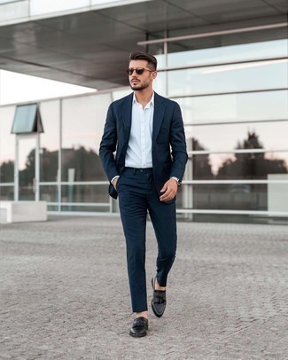30 Jährige: Schwarze Leder Slipper mit Quasten kombinieren – 500+ Herren Outfits warm Wetter: Kombinieren Sie einen dunkelblauen Anzug mit einem weißen Businesshemd für einen stilvollen, eleganten Look. Suchen Sie nach leichtem Schuhwerk? Ergänzen Sie Ihr Outfit mit schwarzen Leder Slippern mit Quasten für den Tag.