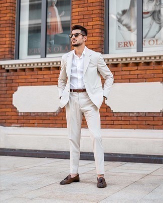 Braunen Ledergürtel kombinieren – 500+ Herren Outfits warm Wetter: Tragen Sie einen weißen Anzug und einen braunen Ledergürtel für einen bequemen Alltags-Look. Wählen Sie dunkelbraunen Leder Slipper mit Quasten, um Ihr Modebewusstsein zu zeigen.