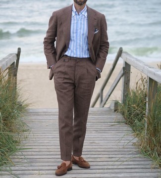 Welche Businesshemden mit braunen Anzuges zu tragen – 500+ Elegante Herren Outfits: Kombinieren Sie einen braunen Anzug mit einem Businesshemd für einen stilvollen, eleganten Look. Fühlen Sie sich ideenreich? Komplettieren Sie Ihr Outfit mit braunen Wildleder Slippern mit Quasten.