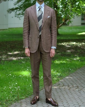 Graue horizontal gestreifte Krawatte kombinieren – 77 Herren Outfits: Entscheiden Sie sich für einen braunen Anzug und eine graue horizontal gestreifte Krawatte für eine klassischen und verfeinerte Silhouette. Fühlen Sie sich mutig? Entscheiden Sie sich für dunkelbraunen Leder Slipper mit Quasten.