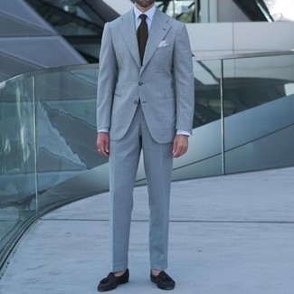 Grauen Anzug kombinieren – 1200+ Herren Outfits warm Wetter: Kombinieren Sie einen grauen Anzug mit einem weißen Businesshemd für eine klassischen und verfeinerte Silhouette. Fühlen Sie sich mutig? Komplettieren Sie Ihr Outfit mit dunkelbraunen Wildleder Slippern mit Quasten.