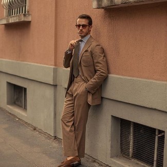 Dunkelbraunen Anzug kombinieren – 972+ Herren Outfits: Tragen Sie einen dunkelbraunen Anzug und ein weißes und dunkelblaues vertikal gestreiftes Businesshemd für einen stilvollen, eleganten Look. Ergänzen Sie Ihr Look mit braunen Wildleder Slippern mit Quasten.