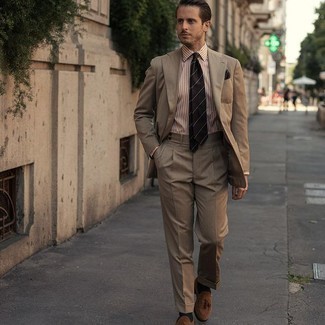 Braunes Einstecktuch kombinieren – 763+ Herren Outfits: Tragen Sie einen beige Anzug und ein braunes Einstecktuch für ein bequemes Outfit, das außerdem gut zusammen passt. Fühlen Sie sich ideenreich? Entscheiden Sie sich für braunen Wildleder Slipper mit Quasten.