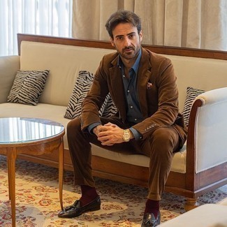 Dunkelrote Socken kombinieren – 500+ Herren Outfits: Kombinieren Sie einen braunen Cordanzug mit dunkelroten Socken für ein bequemes Outfit, das außerdem gut zusammen passt. Fühlen Sie sich ideenreich? Wählen Sie dunkelbraunen Leder Slipper mit Quasten.