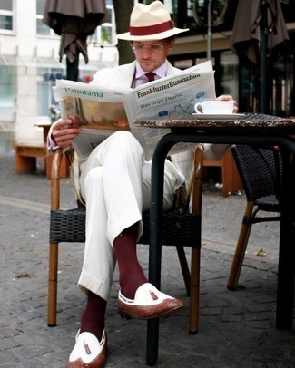 Dunkelrote Socken kombinieren – 500+ Herren Outfits: Vereinigen Sie einen weißen Anzug mit dunkelroten Socken für ein bequemes Outfit, das außerdem gut zusammen passt. Fühlen Sie sich ideenreich? Entscheiden Sie sich für dunkelbraunen Leder Slipper mit Quasten.