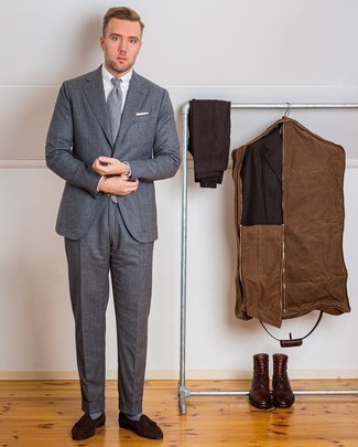Dunkelgrauen Anzug kombinieren – 500+ Herren Outfits: Kombinieren Sie einen dunkelgrauen Anzug mit einem weißen Businesshemd für einen stilvollen, eleganten Look. Wenn Sie nicht durch und durch formal auftreten möchten, wählen Sie dunkelbraunen Wildleder Slipper mit Quasten.