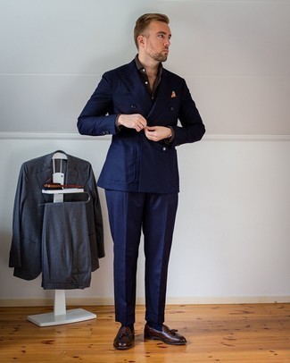 Einstecktuch kombinieren – 500+ Herren Outfits: Kombinieren Sie einen dunkelblauen Anzug mit einem Einstecktuch, um mühelos alles zu meistern, was auch immer der Tag bringen mag. Dunkelbraune Leder Slipper mit Quasten sind eine einfache Möglichkeit, Ihren Look aufzuwerten.