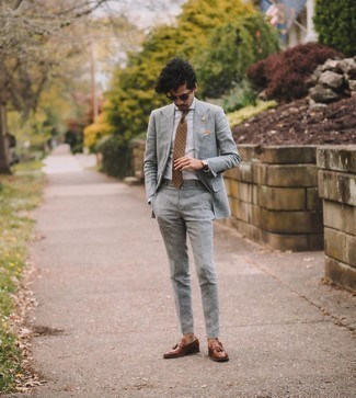 30 Jährige: Beige Krawatte kombinieren – 244 Elegante Herren Outfits: Tragen Sie einen grauen Anzug und eine beige Krawatte, um vor Klasse und Perfektion zu strotzen. Bringen Sie die Dinge durcheinander, indem Sie braunen Leder Slipper mit Quasten mit diesem Outfit tragen.