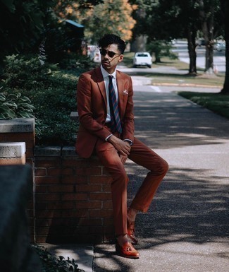 Rotbraune Business Schuhe kombinieren – 500+ Elegante Sommer Herren Outfits: Etwas Einfaches wie die Wahl von einem rotbraunen Anzug und einem weißen Businesshemd kann Sie von der Menge abheben. Rotbraune Business Schuhe sind eine großartige Wahl, um dieses Outfit zu vervollständigen. Schon mal so einen schönen Sommer-Outfit gesehen?