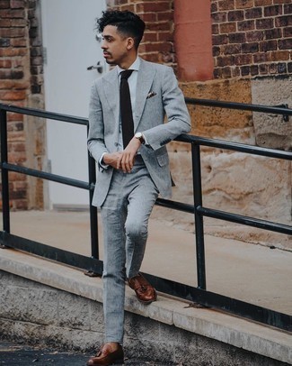 Dunkelbraune Leder Slipper mit Quasten kombinieren – 500+ Herren Outfits: Kombinieren Sie einen grauen Leinen Anzug mit einem weißen Businesshemd für eine klassischen und verfeinerte Silhouette. Fühlen Sie sich mutig? Vervollständigen Sie Ihr Outfit mit dunkelbraunen Leder Slippern mit Quasten.