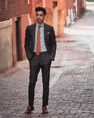 Dunkelbraune bedruckte Krawatte kombinieren – 274 Herren Outfits: Entscheiden Sie sich für einen klassischen Stil in einem dunkelbraunen Anzug und einer dunkelbraunen bedruckten Krawatte. Warum kombinieren Sie Ihr Outfit für einen legereren Auftritt nicht mal mit dunkelbraunen Leder Slippern mit Quasten?