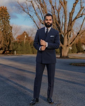 Dunkelblaue Krawatte kombinieren – 1200+ Herren Outfits: Kombinieren Sie einen dunkelblauen vertikal gestreiften Anzug mit einer dunkelblauen Krawatte für eine klassischen und verfeinerte Silhouette. Fühlen Sie sich ideenreich? Vervollständigen Sie Ihr Outfit mit schwarzen Leder Slippern mit Quasten.