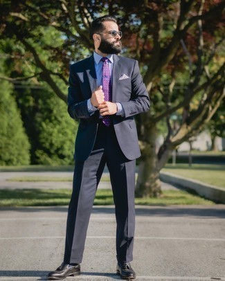 Violette gepunktete Krawatte kombinieren – 48 Herren Outfits: Entscheiden Sie sich für einen dunkelblauen Anzug und eine violette gepunktete Krawatte für einen stilvollen, eleganten Look. Wenn Sie nicht durch und durch formal auftreten möchten, wählen Sie schwarzen Leder Slipper mit Quasten.