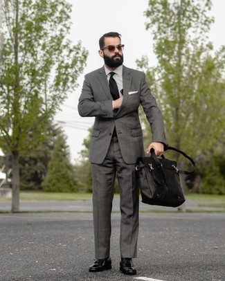 30 Jährige: Welche Anzüge mit grauen Businesshemdes zu tragen – 135 Elegante Herren Outfits: Geben Sie den bestmöglichen Look ab in einem Anzug und einem grauen Businesshemd. Schwarze Leder Slipper mit Quasten liefern einen wunderschönen Kontrast zu dem Rest des Looks.
