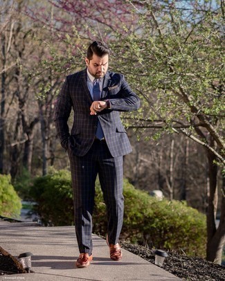 Braunes bedrucktes Einstecktuch kombinieren – 120 Elegante Herren Outfits: Vereinigen Sie einen dunkelblauen Anzug mit Karomuster mit einem braunen bedruckten Einstecktuch für ein großartiges Wochenend-Outfit. Komplettieren Sie Ihr Outfit mit braunen Leder Slippern mit Quasten, um Ihr Modebewusstsein zu zeigen.