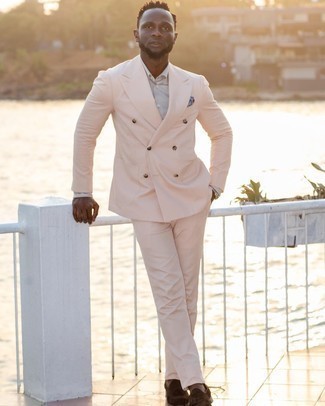 Beige Anzug kombinieren – 875+ Herren Outfits: Kombinieren Sie einen beige Anzug mit einem grauen Businesshemd für eine klassischen und verfeinerte Silhouette. Wenn Sie nicht durch und durch formal auftreten möchten, wählen Sie dunkelbraunen Wildleder Slipper mit Quasten.