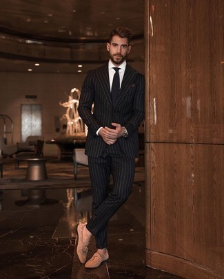 Slipper mit Quasten kombinieren – 500+ Herren Outfits: Geben Sie den bestmöglichen Look ab in einem schwarzen vertikal gestreiften Anzug und einem weißen Businesshemd. Slipper mit Quasten sind eine kluge Wahl, um dieses Outfit zu vervollständigen.