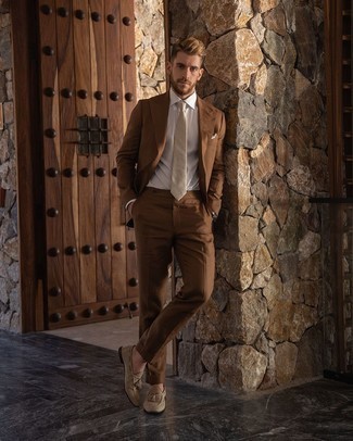 30 Jährige: Welche Businesshemden mit beige Slipper mit Quasten zu tragen – 73 Herren Outfits: Kombinieren Sie ein Businesshemd mit einem braunen Anzug für einen stilvollen, eleganten Look. Fühlen Sie sich mutig? Vervollständigen Sie Ihr Outfit mit beige Slippern mit Quasten.