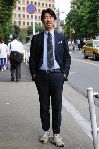 40 Jährige: Graue Krawatte kombinieren – 18 Smart-Casual Herren Outfits warm Wetter: Erwägen Sie das Tragen von einem dunkelblauen Anzug und einer grauen Krawatte für einen stilvollen, eleganten Look. Fühlen Sie sich mutig? Ergänzen Sie Ihr Outfit mit grauen Sportschuhen.