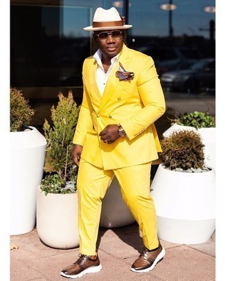 Welche Businesshemden mit gelben Anzuges zu tragen – 15 Herren Outfits: Entscheiden Sie sich für einen gelben Anzug und ein Businesshemd, um vor Klasse und Perfektion zu strotzen. Wenn Sie nicht durch und durch formal auftreten möchten, vervollständigen Sie Ihr Outfit mit braunen Sportschuhen.