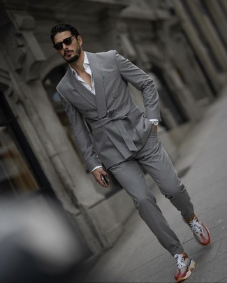 Welche Sportschuhe mit grauen Anzuges zu tragen – 22 Smart-Casual Sommer Herren Outfits: Kombinieren Sie einen grauen Anzug mit einem weißen Businesshemd für einen stilvollen, eleganten Look. Wählen Sie die legere Option mit Sportschuhen. Schon haben wir ein cooles Outfit im Sommer.
