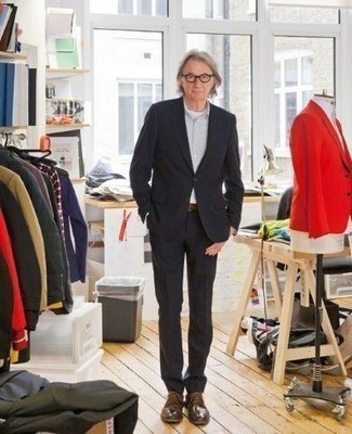 60 Jährige: Rotbraunen Ledergürtel kombinieren – 19 Elegante Herren Outfits: Kombinieren Sie einen schwarzen Anzug mit einem rotbraunen Ledergürtel für ein großartiges Wochenend-Outfit. Ergänzen Sie Ihr Outfit mit braunen Leder Derby Schuhen, um Ihr Modebewusstsein zu zeigen.