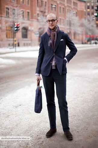 Lila Schal kombinieren – 5 Elegante Frühling Herren Outfits: Tragen Sie einen dunkelblauen Anzug und einen lila Schal für ein sonntägliches Mittagessen mit Freunden. Fühlen Sie sich ideenreich? Entscheiden Sie sich für dunkelbraunen Chukka-Stiefel aus Wildleder. Ein insgesamt sehr cooler Übergangs-Look.