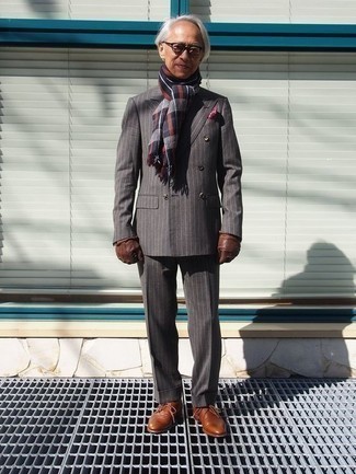50 Jährige: Schal kombinieren – 94 Elegante Herren Outfits: Tragen Sie einen grauen vertikal gestreiften Anzug und einen Schal, um einen lockeren, aber dennoch stylischen Look zu erhalten. Fühlen Sie sich ideenreich? Vervollständigen Sie Ihr Outfit mit rotbraunen Leder Derby Schuhen.
