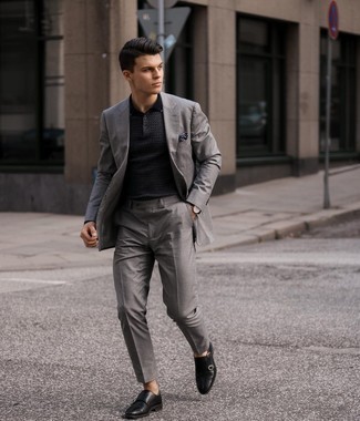Wie schwarze Doppelmonks aus Leder mit grauen Anzuges zu kombinieren – 50 Herren Outfits warm Wetter: Erwägen Sie das Tragen von einem grauen Anzug für einen stilvollen, eleganten Look. Wenn Sie nicht durch und durch formal auftreten möchten, entscheiden Sie sich für schwarzen Doppelmonks aus Leder.