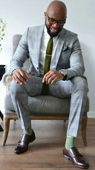 grauer Anzug mit Schottenmuster, dunkelbraune Doppelmonks aus Leder, olivgrüne Krawatte, dunkelblaues und weißes bedrucktes Einstecktuch für Herren