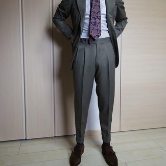 Dunkelblaue Krawatte mit Paisley-Muster kombinieren – 134 Herren Outfits: Etwas Einfaches wie die Wahl von einem dunkelgrauen Anzug und einer dunkelblauen Krawatte mit Paisley-Muster kann Sie von der Menge abheben. Fühlen Sie sich ideenreich? Entscheiden Sie sich für dunkelbraunen Doppelmonks aus Wildleder.