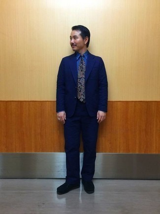 Blaue Krawatte mit Paisley-Muster kombinieren – 134 Herren Outfits: Entscheiden Sie sich für einen dunkelblauen Anzug und eine blaue Krawatte mit Paisley-Muster für eine klassischen und verfeinerte Silhouette. Fühlen Sie sich ideenreich? Wählen Sie schwarzen Chukka-Stiefel aus Wildleder.