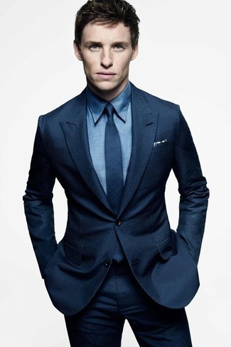 Weißes und blaues Einstecktuch mit Vichy-Muster kombinieren – 26 Herren Outfits: Vereinigen Sie einen dunkelblauen Anzug mit einem weißen und blauen Einstecktuch mit Vichy-Muster für ein großartiges Wochenend-Outfit.