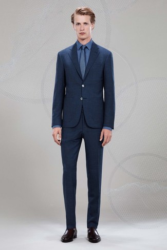 Welche Anzüge mit dunkelblauen und weißen Businesshemdes zu tragen – 340 Herren Outfits: Kombinieren Sie einen Anzug mit einem dunkelblauen und weißen Businesshemd, um vor Klasse und Perfektion zu strotzen. Fühlen Sie sich ideenreich? Ergänzen Sie Ihr Outfit mit dunkelbraunen Leder Slippern.