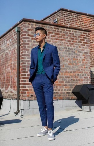 Olivgrünes Businesshemd kombinieren – 74 Herren Outfits: Paaren Sie ein olivgrünes Businesshemd mit einem dunkelblauen Anzug mit Karomuster für einen stilvollen, eleganten Look. Fühlen Sie sich ideenreich? Komplettieren Sie Ihr Outfit mit grauen Segeltuch niedrigen Sneakers.