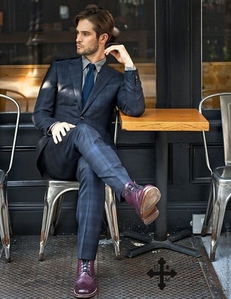 Dunkellila Lederstiefel kombinieren – 5 Elegante Herren Outfits: Kombinieren Sie einen dunkelblauen Anzug mit Schottenmuster mit einem grauen Businesshemd für eine klassischen und verfeinerte Silhouette. Dunkellila Lederstiefel leihen Originalität zu einem klassischen Look.
