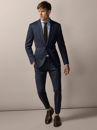 Dunkelbraune Krawatte kombinieren – 500+ Herren Outfits: Entscheiden Sie sich für einen dunkelblauen Anzug und eine dunkelbraune Krawatte, um vor Klasse und Perfektion zu strotzen. Fühlen Sie sich mutig? Ergänzen Sie Ihr Outfit mit dunkelbraunen Leder Brogues.